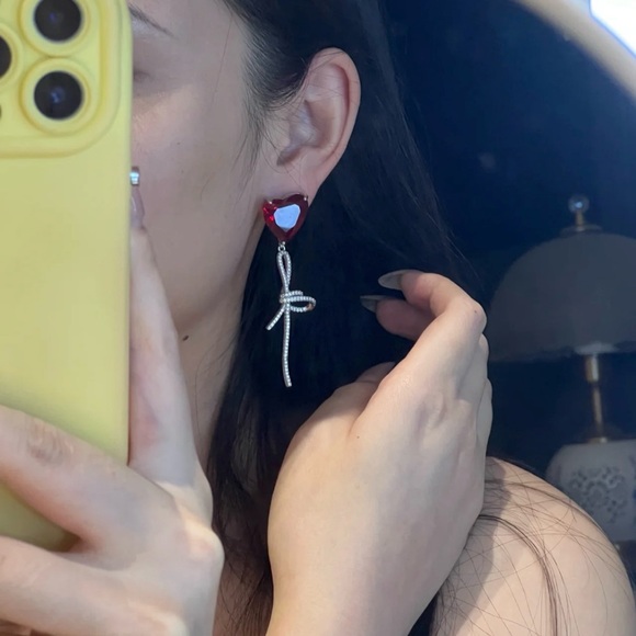 Red sparkling heart earrings - Picture 2 of 3